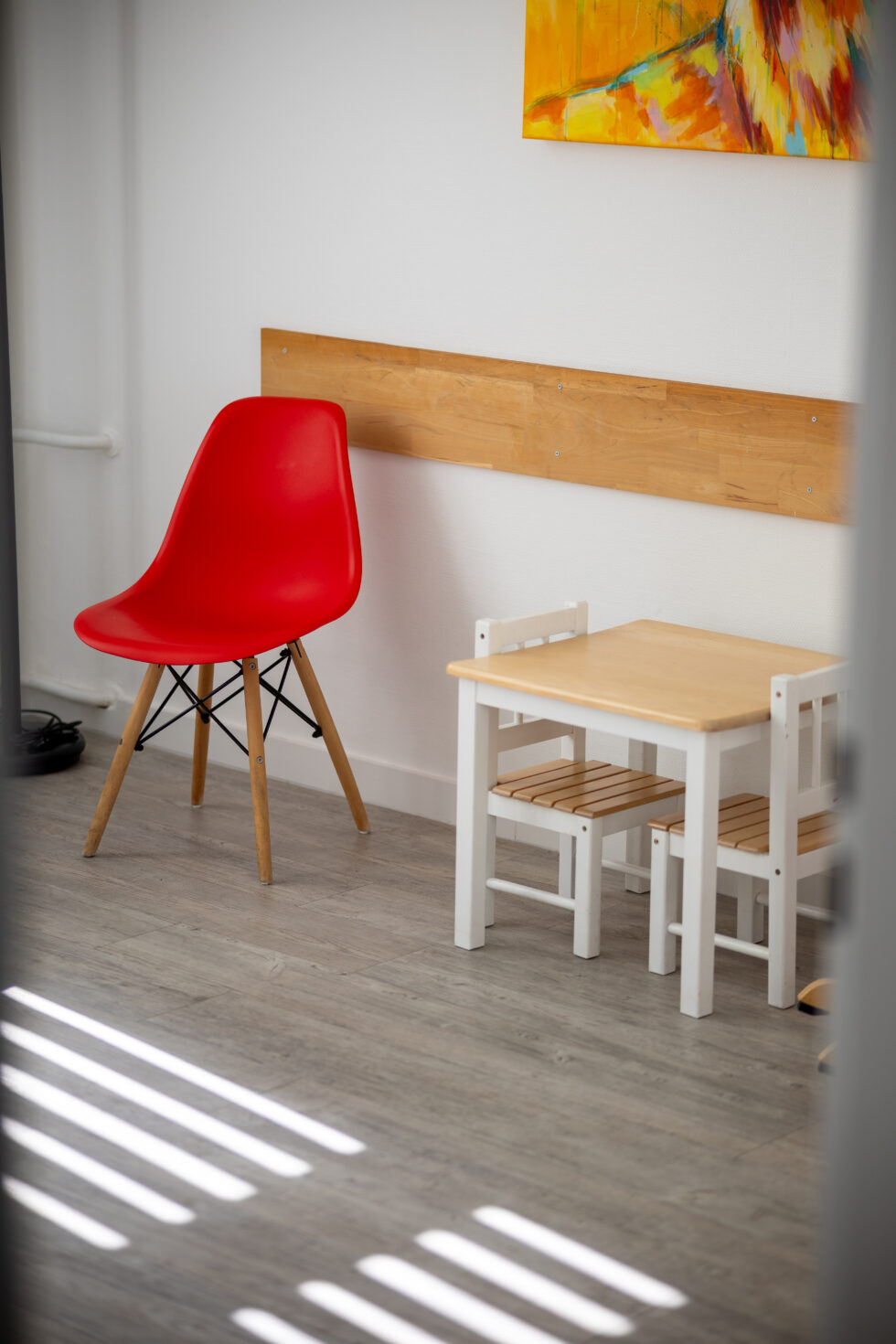 Wartezimmer mit Stühlen für Kinder