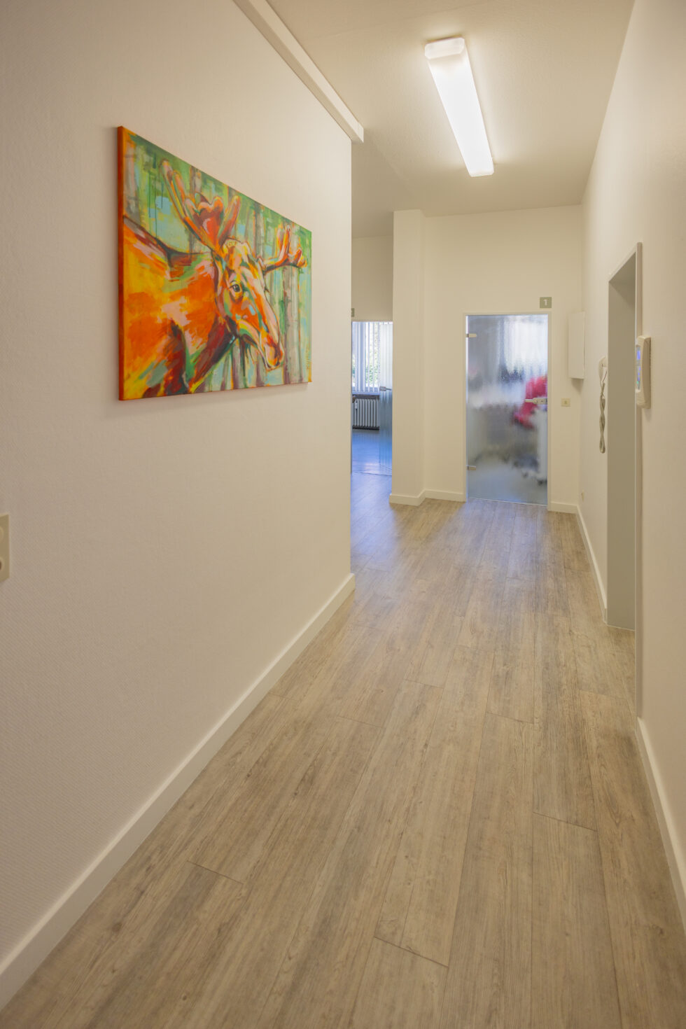 Praxisflur zu den Behandlungszimmern