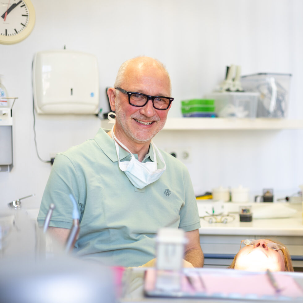 Dr. Hagen Schmidt bei der Behandlung