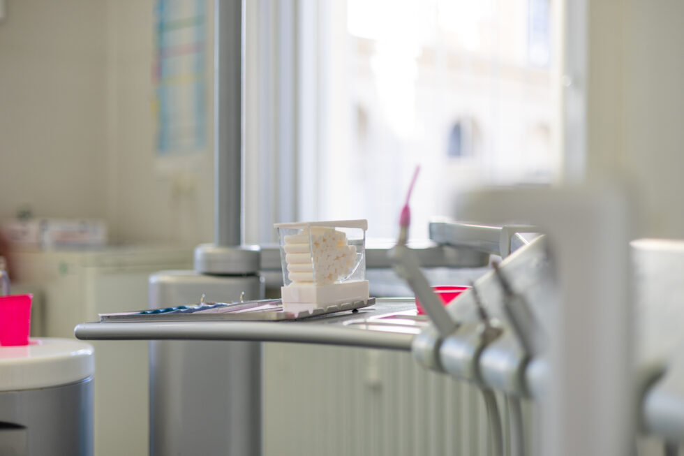 Instrumente und Watte am Behandlungsstuhl