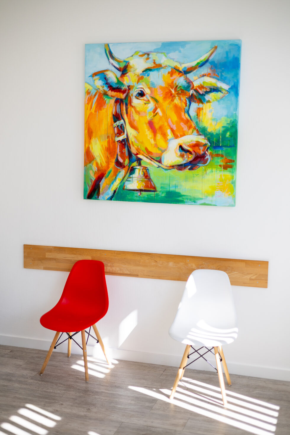 Wartezimmer, Stühle mit Wandbild